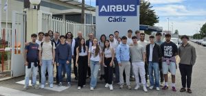 El alumnado de Ingeniería Mecánica de la ETSIA se acerca a la innovación aeroespacial en una visi...